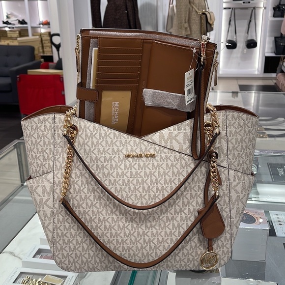 MICHAEL KORS LARGE X CHAIN SHOULDER TOTE 
& 
LARGE DOUBLE ZIP WALLET WRISTLET - Picture 12 of 16